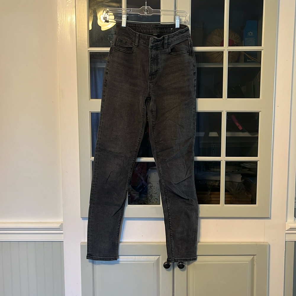 AMERICAN EAGLE BLACK MOM JEAN